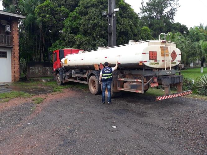 Uma carga irregular com 10 mil litros de óleo diesel foi apreendida, na segunda-feira (18), por fiscais da Secretaria de Estado da Fazenda do Pará (Sefa) em Marabá, no sudeste do Estado. O caminhão tanque, que transportava a mercadoria, foi abordado por não ter obedecido a parada obrigatória em posto fiscal localizado no Km 9 da Rodovia Transamazônica.


FOTO: ASCOM / SEFA
DATA: 19.02.2019
MARABÁ - PARÁ <div class='credito_fotos'>Foto: Ascom Sefa   |   <a href='/midias/2019/originais/a4ecec3a-9140-484c-b9e1-4f3f7601abd7.jpg' download><i class='fa-solid fa-download'></i> Download</a></div>