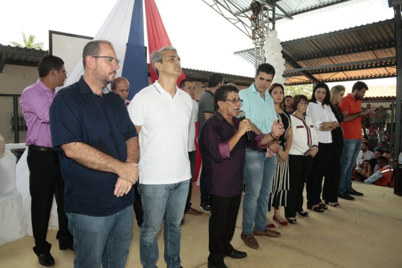 Ao som do autêntico carimbó de Marapanim, município do nordeste paraense, a população recebeu o governador Helder Barbalho, na manhã deste sábado (1º), para a solenidade de reinauguração da Escola Estadual de Ensino Médio Nelson Rabelo, na sede municipal, que foi reformada e ampliada. Com novas salas, laboratórios de vídeo e informática, a escola tem uma estrutura que respeita as leis de acessibilidade.

FOTO: FERNANDO ARAÚJO / AGÊNCIA PARÁ
DATA: 01.06.2019
MARAPANIM - PARÁ  <div class='credito_fotos'>Foto: Fernando Araújo/Ag. Pará   |   <a href='/midias/2019/originais/a68613d0-3c52-4ccf-9fde-8a808df00bdd.jpg' download><i class='fa-solid fa-download'></i> Download</a></div>