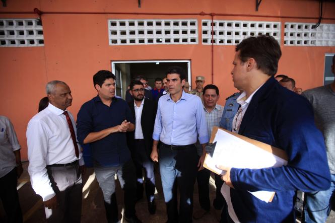 O governador do Pará, Helder Barbalho, informou que ficará pronto em 10 dias, o laudo sobre o desabamento de parte da cobertura do Estádio Olímpico do Pará, o Mangueirão. A informação foi passada em coletiva com a imprensa na tarde desta quarta-feira (9), após visita ao local. “Faremos de tudo para que, o mais rápido possível, o Mangueirão esteja plenamente em condições de funcionamento”, garantiu. 

FOTO: THIAGO GOMES/AG. PARÁ
DATA: 09.01.2019
BELÉM - PARÁ
 <div class='credito_fotos'>Foto: Thiago Gomes /Ag. Pará   |   <a href='/midias/2019/originais/a769e487-4db5-49a8-92eb-ec26949e8044.jpg' download><i class='fa-solid fa-download'></i> Download</a></div>