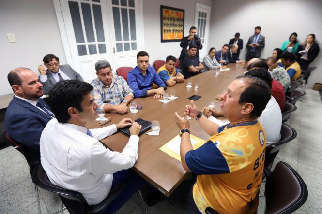 Representantes da Liga dos Blocos de Pré-Carnaval da Cidade Velha de Belém se reuniram, na noite desta terça-feira (5), com o governador do Estado, Helder Barbalho, e o vice-governador, Lúcio Vale. Eles foram recebidos no Palácio do Governo para discutir o andamento do evento, que começou há dois finais de semana e deve prosseguir por mais três.

FOTO: MARCO SANTOS/AG. PARÁ
DATA: 05.02.2019
BELÉM - PARÁ <div class='credito_fotos'>Foto: Marco Santos / Ag. Pará   |   <a href='/midias/2019/originais/ab31b243-20c5-4086-b965-186ed440b844.jpg' download><i class='fa-solid fa-download'></i> Download</a></div>