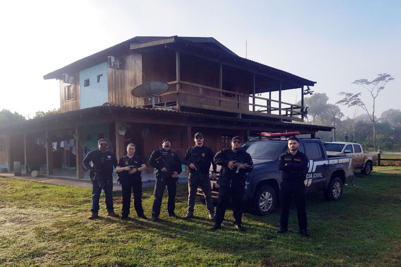 A Diretoria Estadual de Combate à Corrupção (Decor), por meio da Divisão de Repressão à Lavagem de Dinheiro (DRLD), deflagrou mais uma fase da Operação Alpes Tour, em Novo Progresso, sudoeste do Pará, para combater um esquema de lavagem de dinheiro cometido em empresas da cidade e que tem, como "pano de fundo", o tráfico de drogas. As informações foram divulgadas nesta sexta-feira (31).  

FOTO: ASCOM / POLÍCIA CIVIL
DATA: 31.05.2019
NOVO PROGRESSO - PARÁ <div class='credito_fotos'>Foto: Ascom / Polícia Civil   |   <a href='/midias/2019/originais/ab39eb0a-a06b-4591-962e-8ecb4306fc5f.jpg' download><i class='fa-solid fa-download'></i> Download</a></div>