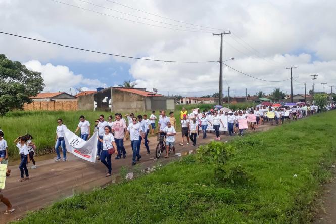 Centenas de mulheres participaram na manhã desta sexta-feira (08) em que se comemora o Dia Internacional da Mulher, de uma caminhada pelas ruas do bairro São Felix. O evento foi coordenado pelo Conselho de Defesa dos Direitos da Mulher de Marabá – COMDIM e pela Secretaria de Assistência Social e teve a presença do Secretário Regional de Governo do Sul e Sudeste do Pará, João Chamon Neto, do presidente da Câmara Municipal de Marabá, vereador Pedro Correa, da Vereadora Irismar Araújo Melo, além de representantes de grupos que lutam pelos direitos das mulheres.

FOTO: DIVULGAÇÃO
DATA: 08.03.2019
MARABÁ - PA <div class='credito_fotos'>Foto: Divulgação   |   <a href='/midias/2019/originais/abb69638-b969-47e7-ad71-d69a52ac296e.jpg' download><i class='fa-solid fa-download'></i> Download</a></div>