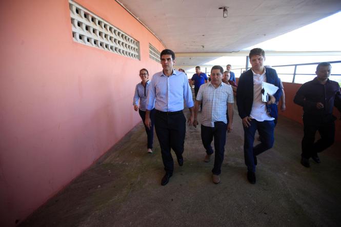 O governador do Pará, Helder Barbalho, informou que ficará pronto em 10 dias, o laudo sobre o desabamento de parte da cobertura do Estádio Olímpico do Pará, o Mangueirão. A informação foi passada em coletiva com a imprensa na tarde desta quarta-feira (9), após visita ao local. “Faremos de tudo para que, o mais rápido possível, o Mangueirão esteja plenamente em condições de funcionamento”, garantiu. 

FOTO: THIAGO GOMES/AG. PARÁ
DATA: 09.01.2019
BELÉM - PARÁ
 <div class='credito_fotos'>Foto: Thiago Gomes /Ag. Pará   |   <a href='/midias/2019/originais/ac657873-ed5a-4a08-82f6-f3b938b4ba81.jpg' download><i class='fa-solid fa-download'></i> Download</a></div>