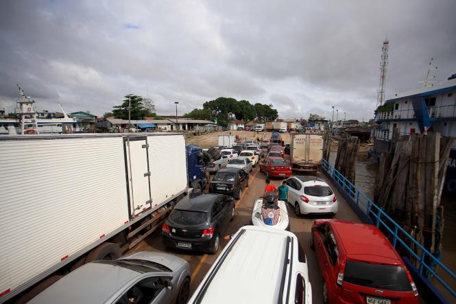 O decreto publicado na última sexta (1º), que renuncia o Imposto sobre Circulação de Mercadorias e Serviços (ICMS) nas passagens de balsa da travessia Belém- Arapari- Belém, vem beneficiando muitos condutores de veículos que utilizam o transporte. A medida diminui o valor do serviço em até R$ 7,45 para os usuários de carros pequenos e médios, de motocicletas e de utilitários grandes.

FOTO: MAYCON NUNES / AG. PARÁ
DATA: 05.01.2019
BELÉM - PARÁ <div class='credito_fotos'>Foto: Maycon Nunes / Ag. Pará   |   <a href='/midias/2019/originais/ac775143-95f1-42cd-8391-3537ffc09f88.jpg' download><i class='fa-solid fa-download'></i> Download</a></div>