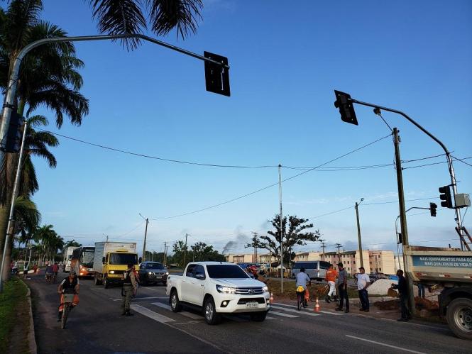 O Departamento de Trânsito do Pará (Detran) instalou e ativou, nesta terça-feira (29), um semáforo no quilômetro 15 da rodovia BR-316, em Marituba, região metropolitana de Belém. 

FOTO: ASDECOM / DETRAN
DATA:28.01.2019
BELÉM - PARÁ <div class='credito_fotos'>Foto: ASDECOM / DETRAN   |   <a href='/midias/2019/originais/accc36ac-5ec5-4161-98b3-62dd244dba95.jpg' download><i class='fa-solid fa-download'></i> Download</a></div>
