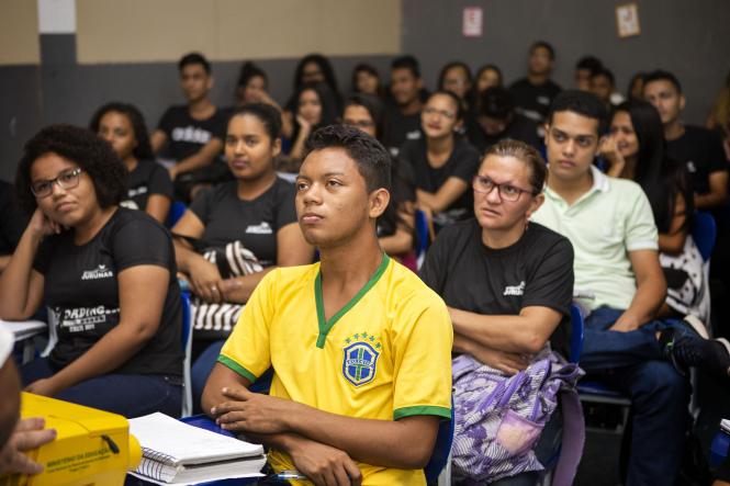 O Projeto Jurunas, institucionalizado em 2017 pela Universidade do Estado do Pará (Uepa), oferece aulas gratuitas para moradores do bairro e arredores que desejam se preparar para ingressar no ensino superior. No próximo sábado, dia 12 de janeiro, o Projeto apresentará os eixos de ação para 2019. O evento ocorrerá de 9 às 13h, na escola Placídia Cardoso, localizada na travessa Honório José dos Santos, s/n, onde as aulas são ministradas. 

FOTO: NAILANA THIELY/ ASCOM UEPA
DATA: 10.01.2019
BELÉM - PARÁ <div class='credito_fotos'>Foto: Nailana Thiely / Ascom Uepa   |   <a href='/midias/2019/originais/ad87c164-3ce9-472a-9c3d-e635a94cd3e4.jpg' download><i class='fa-solid fa-download'></i> Download</a></div>