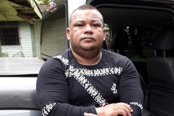 Um golpe nas ações de grupos de extermínio. Assim foi considerada a prisão de Wagner Carvalho, 38 anos, apontado como falso policial e atuante em grupos de milicianos envolvidos em dezenas de homicídios em Belém, região metropolitana e interior do Estado. A prisão dele foi realizada, nesta sexta-feira (08), no bairro da Campina, em Icoaraci, onde o acusado reside. Com ele, foram apreendidos objetos usados em crimes como extorsão e assassinatos. As informações sobre a prisão foram prestadas em entrevista coletiva na Delegacia-Geral, em Belém.

FOTO: ASCOM / POLÍCIA CIVIL
DATA: 08.03.2019
BELÉM - PA <div class='credito_fotos'>Foto: Ascom / Polícia Civil   |   <a href='/midias/2019/originais/b061821e-fc15-43a3-a0b8-4d67bf97f5b1.jpg' download><i class='fa-solid fa-download'></i> Download</a></div>