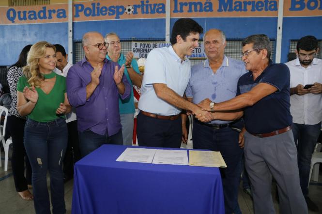 O município de Capanema, no nordeste paraense, deu um importante passo neste sábado (09) rumo à concretização da regularização fundiária urbana. O governador Helder Barbalho esteve na sede municipal para assinar o Decreto 2.056/18, que oficializa a entrega do título da área patrimonial do município à Prefeitura. Com isso, o Executivo municipal pode começar o processo de cadastramento dos imóveis, para posterior entrega dos títulos de posse aos proprietários. A expectativa da Prefeitura de Capanema é que o decreto permita a regularização de mais de 23 mil imóveis da área urbana e dos distritos de Tauari e Mirasselvas, o que representa uma abrangência de 80% da área do município.


FOTO: MARCELO SEABRA / AGÊNCIA PARÁ
DATA: 09.03.2019
CAPANEMA - PARÁ

 <div class='credito_fotos'>Foto: Marcelo Seabra / Ag. Pará   |   <a href='/midias/2019/originais/b09d2fe7-9365-4993-8cd7-cd0332f09889.jpg' download><i class='fa-solid fa-download'></i> Download</a></div>