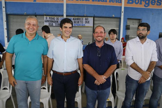 O município de Capanema, no nordeste paraense, deu um importante passo neste sábado (09) rumo à concretização da regularização fundiária urbana. O governador Helder Barbalho esteve na sede municipal para assinar o Decreto 2.056/18, que oficializa a entrega do título da área patrimonial do município à Prefeitura. Com isso, o Executivo municipal pode começar o processo de cadastramento dos imóveis, para posterior entrega dos títulos de posse aos proprietários. A expectativa da Prefeitura de Capanema é que o decreto permita a regularização de mais de 23 mil imóveis da área urbana e dos distritos de Tauari e Mirasselvas, o que representa uma abrangência de 80% da área do município.


FOTO: MARCELO SEABRA / AGÊNCIA PARÁ
DATA: 09.03.2019
CAPANEMA - PARÁ

 <div class='credito_fotos'>Foto: Marcelo Seabra / Ag. Pará   |   <a href='/midias/2019/originais/b0b908dd-5118-43e6-8b25-0f546bfaa922.jpg' download><i class='fa-solid fa-download'></i> Download</a></div>