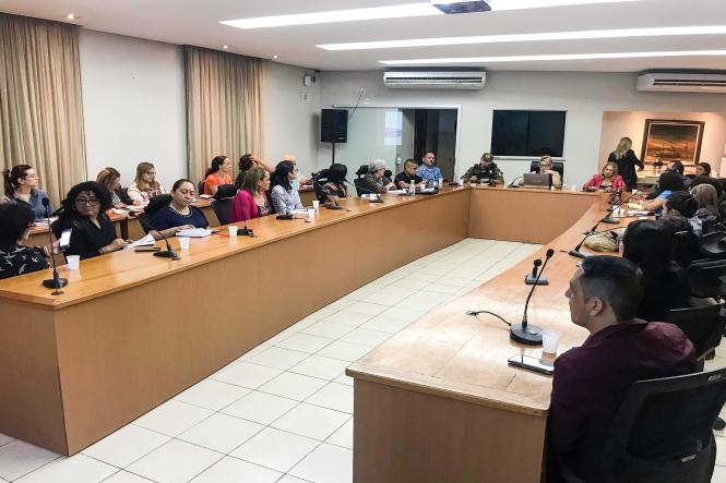 A Secretaria de Estado de Segurança Pública e Defesa Social do Pará (Segup), por meio da Diretoria de Prevenção Social da Violência e Criminalidade (Diprev), reuniu nesta sexta-feira (22), com diretoras, coordenadoras e psicólogas de escolas municipais e estaduais do bairro do Guamá, com o objetivo abrir o diálogo com as instituições para realizar trabalho conjunto na área da segurança pública visando a prevenção da criminalidade.

FOTO: ASCOM / SEGUP
DATA: 22.02.2019
BELÉM = PA <div class='credito_fotos'>Foto: ASCOM / SEGUP   |   <a href='/midias/2019/originais/b22282b4-7c71-4d5d-b73d-5dae838ad287.jpg' download><i class='fa-solid fa-download'></i> Download</a></div>