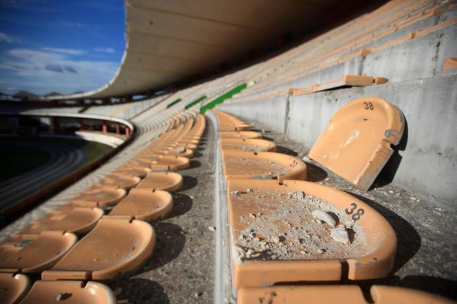 O governador do Pará, Helder Barbalho, informou que ficará pronto em 10 dias, o laudo sobre o desabamento de parte da cobertura do Estádio Olímpico do Pará, o Mangueirão. A informação foi passada em coletiva com a imprensa na tarde desta quarta-feira (9), após visita ao local. “Faremos de tudo para que, o mais rápido possível, o Mangueirão esteja plenamente em condições de funcionamento”, garantiu. 

FOTO: THIAGO GOMES/AG. PARÁ
DATA: 09.01.2019
BELÉM - PARÁ
 <div class='credito_fotos'>Foto: Thiago Gomes /Ag. Pará   |   <a href='/midias/2019/originais/b24a20f5-9c3a-4cac-888d-3dc7ee3983d5.jpg' download><i class='fa-solid fa-download'></i> Download</a></div>