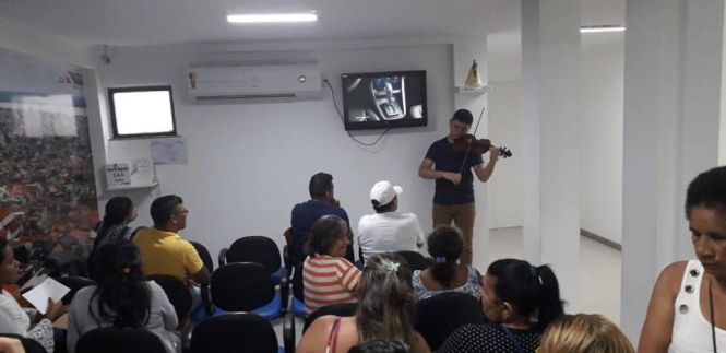 O Grupo de Trabalho de Humanização (GTH) do Hospital Jean Bitar (HJB), em Belém, antecipou a Páscoa para colaboradores, usuários, acompanhantes e visitantes, ao surpreender a todos que circulavam no ambiente, durante todo o dia de ontem (18), com apresentação musical do violonista Mauro Coutinho, na área de Recepção. <div class='credito_fotos'>Foto: ASCOM HJB   |   <a href='/midias/2019/originais/b2646193-c727-4778-9e2e-4b88556352a2.jpg' download><i class='fa-solid fa-download'></i> Download</a></div>
