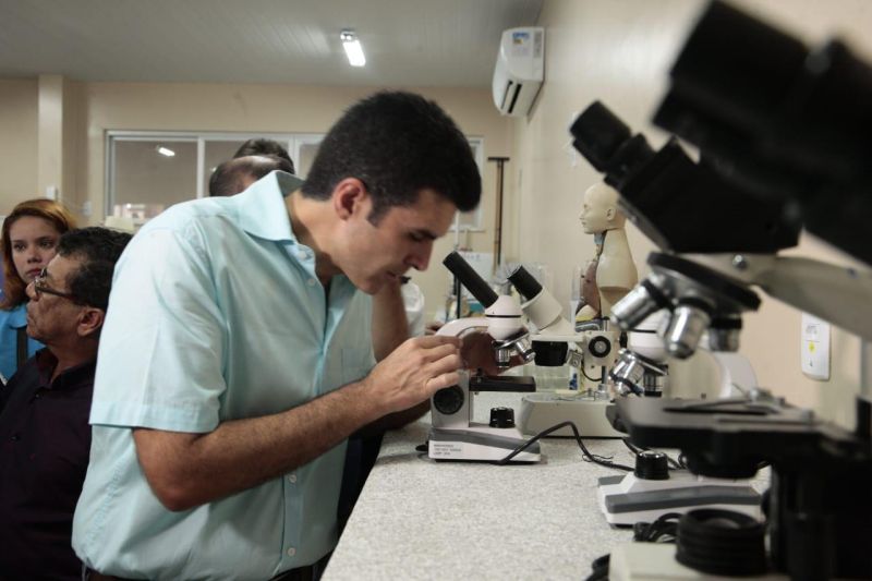 Ao som do autêntico carimbó de Marapanim, município do nordeste paraense, a população recebeu o governador Helder Barbalho, na manhã deste sábado (1º), para a solenidade de reinauguração da Escola Estadual de Ensino Médio Nelson Rabelo, na sede municipal, que foi reformada e ampliada. Com novas salas, laboratórios de vídeo e informática, a escola tem uma estrutura que respeita as leis de acessibilidade.

FOTO: FERNANDO ARAÚJO / AGÊNCIA PARÁ
DATA: 01.06.2019
MARAPANIM - PARÁ  <div class='credito_fotos'>Foto: Fernando Araújo/Ag. Pará   |   <a href='/midias/2019/originais/b3aa8b86-31a5-4100-bc1f-f4a8104abe4a.jpg' download><i class='fa-solid fa-download'></i> Download</a></div>