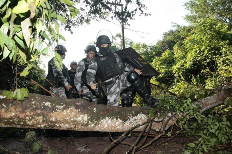 A Polícia Militar do Pará realizou, na manhã deste domingo (2), a operação de desobstrução da estrada que dá acesso ao Aterro Sanitário do município de Marituba, na Região Metropolitana de Belém.

FOTO: FERNANDO ARAÚJO / AG. PARÁ
DATA: 02.06.2019
MARITUBA - PARÁ <div class='credito_fotos'>Foto: Fernando Araújo / agência Pará   |   <a href='/midias/2019/originais/b3e2a1bc-19fe-400a-b50c-224953f1c62a.jpg' download><i class='fa-solid fa-download'></i> Download</a></div>