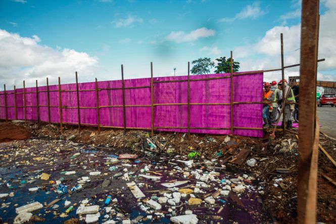 Um mutirão de limpeza e paisagismo foi realizado, nesta sexta-feira (26), no entorno do primeiro trecho do Projeto de Saneamento Integrado da Bacia do Tucunduba. No local será construída, em breve, uma Estação de Elevação da obra, onde foi feita a limpeza e arborização da área. 

FOTO: MAYCON NUNES / AGÊNCIA PARÁ
DATA: 26.04.2019
BELÉM - PARÁ <div class='credito_fotos'>Foto: Maycon Nunes / Ag. Pará   |   <a href='/midias/2019/originais/b4a2e7df-30cc-46d6-9737-0ff6c594b0d7.jpg' download><i class='fa-solid fa-download'></i> Download</a></div>