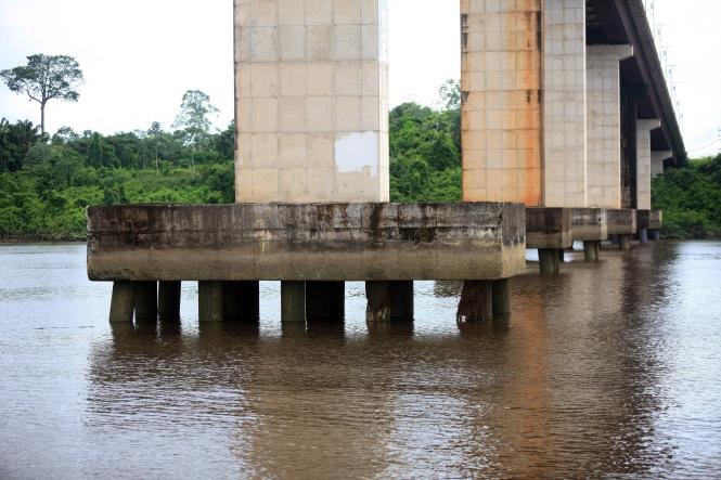 A Secretaria de Estado de Transportes (Setran) iniciou, nesta quarta-feira (6), a manutenção preventiva da ponte Rio Guamá, situada na Alça Viária (PA-483). A estrutura é a última do complexo de quatro de pontes no sentido Moju-Belém, capital do estado do Pará.

FOTO: MAYCON NUNES / AG. PARÁ
DATA: 06.02.2019
MOJU - PARÁ <div class='credito_fotos'>Foto: Maycon Nunes / Ag. Pará   |   <a href='/midias/2019/originais/b4d7e0c8-ba8c-4e70-8d3a-bafce135eddd.jpg' download><i class='fa-solid fa-download'></i> Download</a></div>