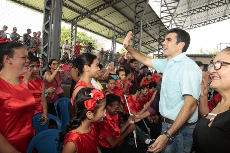 Ao som do autêntico carimbó de Marapanim, município do nordeste paraense, a população recebeu o governador Helder Barbalho, na manhã deste sábado (1º), para a solenidade de reinauguração da Escola Estadual de Ensino Médio Nelson Rabelo, na sede municipal, que foi reformada e ampliada. Com novas salas, laboratórios de vídeo e informática, a escola tem uma estrutura que respeita as leis de acessibilidade.

FOTO: FERNANDO ARAÚJO / AGÊNCIA PARÁ
DATA: 01.06.2019
MARAPANIM - PARÁ  <div class='credito_fotos'>Foto: Fernando Araújo/Ag. Pará   |   <a href='/midias/2019/originais/b5b23e10-07cd-4191-8671-b23bc81f58e1.jpg' download><i class='fa-solid fa-download'></i> Download</a></div>