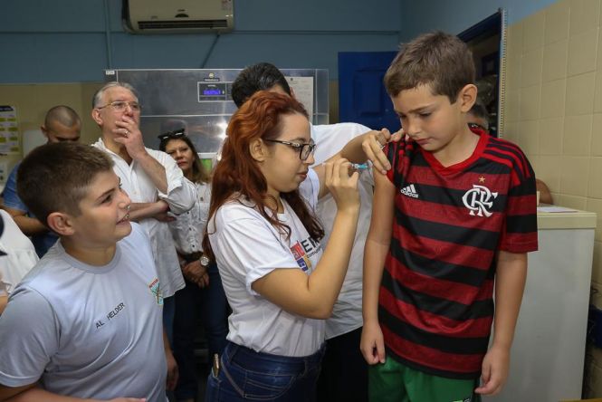 O governador Helder Barbalho e o secretário de Estado de Saúde, Alberto Beltrame, participaram do Dia D de Mobilização da Campanha de Vacinação contra a Gripe, que acontece neste sábado (4), até às 17h, em todas as unidades de saúde dos 144 municípios do Pará.

FOTO: WAGNER SANTANA / AG. PARÁ
DATA: 04.05.2019
BELÉM - PARÁ <div class='credito_fotos'>Foto: Wagner Santana / Ag. Pará   |   <a href='/midias/2019/originais/b5f897e2-9ae1-4bb7-a38c-3e9b4596282b.jpg' download><i class='fa-solid fa-download'></i> Download</a></div>