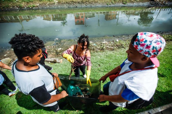 Um mutirão de limpeza e paisagismo foi realizado, nesta sexta-feira (26), no entorno do primeiro trecho do Projeto de Saneamento Integrado da Bacia do Tucunduba. No local será construída, em breve, uma Estação de Elevação da obra, onde foi feita a limpeza e arborização da área. 

FOTO: MAYCON NUNES / AGÊNCIA PARÁ
DATA: 26.04.2019
BELÉM - PARÁ <div class='credito_fotos'>Foto: Maycon Nunes / Ag. Pará   |   <a href='/midias/2019/originais/b6dcd80b-1a1e-46fc-8979-12caae2fe2b6.jpg' download><i class='fa-solid fa-download'></i> Download</a></div>