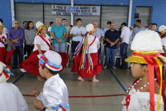 O município de Capanema, no nordeste paraense, deu um importante passo neste sábado (09) rumo à concretização da regularização fundiária urbana. O governador Helder Barbalho esteve na sede municipal para assinar o Decreto 2.056/18, que oficializa a entrega do título da área patrimonial do município à Prefeitura. Com isso, o Executivo municipal pode começar o processo de cadastramento dos imóveis, para posterior entrega dos títulos de posse aos proprietários. A expectativa da Prefeitura de Capanema é que o decreto permita a regularização de mais de 23 mil imóveis da área urbana e dos distritos de Tauari e Mirasselvas, o que representa uma abrangência de 80% da área do município.


FOTO: MARCELO SEABRA / AGÊNCIA PARÁ
DATA: 09.03.2019
CAPANEMA - PARÁ

 <div class='credito_fotos'>Foto: Marcelo Seabra / Ag. Pará   |   <a href='/midias/2019/originais/ba9bcf53-cef4-47f6-abb2-fe2d18783465.jpg' download><i class='fa-solid fa-download'></i> Download</a></div>