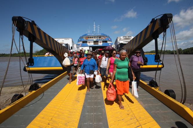 A partir desta quarta-feira, 14, a população paraense conta com o maior ferry boat da região norte. Com 87 metros de comprimento e 16, 5 metros de largura, o novo ferry boat São Gabriel (foto) chamava a atenção no porto de Icoaraci pela grandiosidade, antes de partir em sua viagem inaugural até o porto de Camará, na ilha do Marajó.

FOTO: CLÁUDIO SANTOS / AG. PARÁ
DATA: 12.03.2019
MARAJÓ - PARÁ <div class='credito_fotos'>Foto: CLAUDIO SANTOS / ARQUIVO   |   <a href='/midias/2019/originais/bb98a0a5-b62e-4c0f-b8ef-3adf04527c62.jpg' download><i class='fa-solid fa-download'></i> Download</a></div>