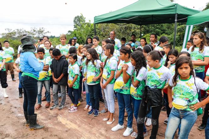 44 meninos e meninas de 10 a 15 anos das escolas municipais Maria do Carmo e Paulo Freire participaram hoje (22) de atividades de conscientização ambiental no Parque Estadual do Utinga, na Região Metropolitana de Belém. O evento foi promovido pelo Instituto Amigos da Floresta Amazônica (ASFLORA), em parceria com o Instituto de Desenvolvimento Florestal e da Biodiversidade (Ideflor-bio), que contou também com o patrocínio da empresa Mitsubishi Corporation.

FOTO: ASCOM / IDEFLOR
DATA: 22.02.2019
BELÉM - PA <div class='credito_fotos'>Foto: ASCOM / IDEFLOR   |   <a href='/midias/2019/originais/bf0ce187-15a6-45cb-b2aa-4097502fe860.jpg' download><i class='fa-solid fa-download'></i> Download</a></div>