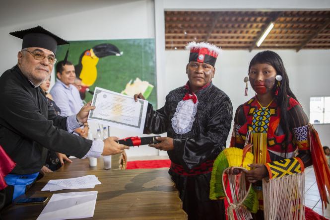 Cerimônia de outorga de grau aos 15 indígenas integrantes da primeira turma do povo Kayapo do curso de licenciatura intercultural indígena da Uepa, na manhã desta quinta-feira, 06, em São Félix do Xingu.



FOTO: NAILANA THIELY

DATA: 06.11.18

SÃO FÉLIX DO XINGU -PARÁ <div class='credito_fotos'>Foto: Naylana Thiely   |   <a href='/midias/2019/originais/bf35c7b6-2c75-4f78-b542-ae8308d53d92.jpg' download><i class='fa-solid fa-download'></i> Download</a></div>