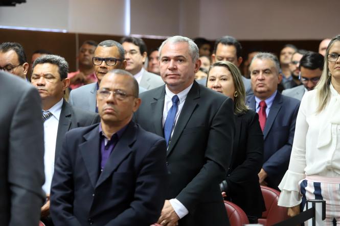 Na manhã desta segunda-feira (28), o Tribunal de Contas do Estado do Pará (TCE-PA) empossou, no auditório Ministro Elmiro Nogueira, sede do órgão, o novo Corpo Dirigente para o biênio 2019-2021. A sessão começou às 11h e contou com a presença do governador Helder Barbalho e do vice-governador, Lúcio Vale.  

FOTO: MARCO SANTOS 
DATA: 28.01.2019
BELÉM - PARÁ <div class='credito_fotos'>Foto: MARCOS SANTOS   |   <a href='/midias/2019/originais/bfca6c59-2144-4cff-97ad-83561d36af67.jpg' download><i class='fa-solid fa-download'></i> Download</a></div>