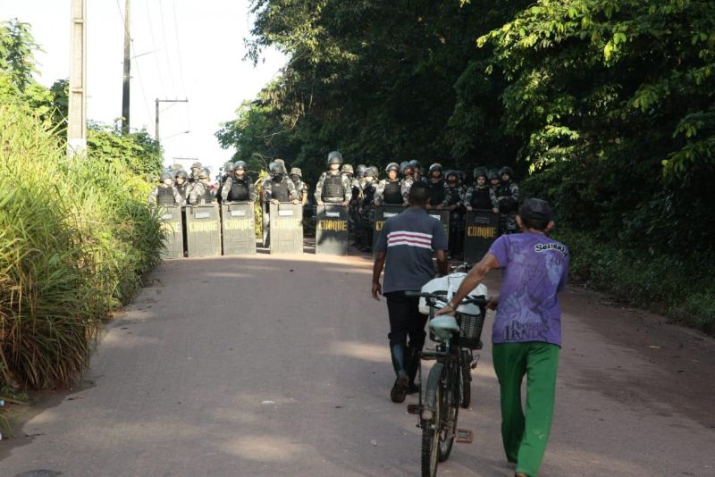 A Polícia Militar do Pará realizou, na manhã deste domingo (2), a operação de desobstrução da estrada que dá acesso ao Aterro Sanitário do município de Marituba, na Região Metropolitana de Belém.

FOTO: FERNANDO ARAÚJO / AG. PARÁ
DATA: 02.06.2019
MARITUBA - PARÁ <div class='credito_fotos'>Foto: Fernando Araújo / agência Pará   |   <a href='/midias/2019/originais/c0fc0cba-9706-4a73-b9f1-8e8a85188192.jpg' download><i class='fa-solid fa-download'></i> Download</a></div>