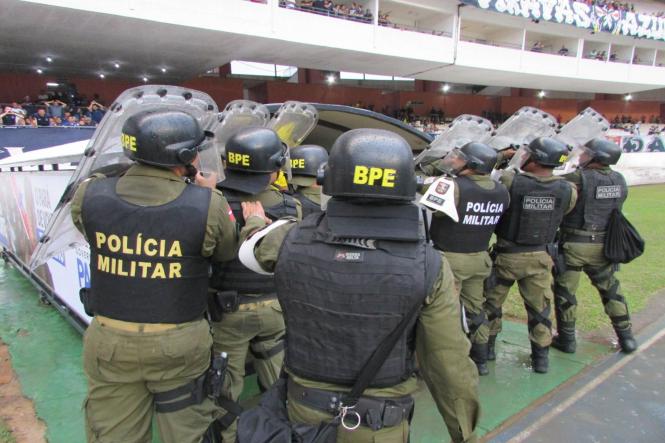 A Polícia Militar vai atuar com 710 homens nas ações de policiamento ostensivo geral, no próximo domingo (24), durante o clássico Remo x Paysandu, no Estádio Olímpico do Pará, o Mangueirão. Integram o efetivo destacado para o clássico militares dos comandos de Policiamento da Capital I e II (CPC I e II), de Missões Especiais (CME), de Policiamento Ambiental (CPA) e de Policiamento Especializado (CPE), além do Centro de Inteligência da PM. O evento faz parte da tabela de jogos do Campeonato Paraense da 1ª Divisão de Futebol Profissional de 2019, organizado pela Federação Paraense de Futebol, evento tradicional do calendário esportivo do Estado, e que sempre atrai um público expressivo.
FOTO: ASCOM / PMPA
DATA: 21.03.2019
BELÉM - PA <div class='credito_fotos'>Foto: ASCOM / PMPA   |   <a href='/midias/2019/originais/c53fbc3a-4895-437d-bba6-54f29ac33b66.jpg' download><i class='fa-solid fa-download'></i> Download</a></div>