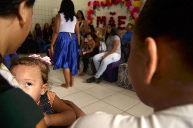 "Quando eu sair daqui pretendo acabar meus estudos, arrumar um trabalho, pegar ela pra morar comigo e reconstruir o laço com ela, de mãe e filha. Não sei o que está se passando na mente dela. Não posso conversar com ela direito. A saudade aperta, mas tem o dia que ela vem me visitar. Só que é poucas horas e não dá pra matar a saudade". As palavras de uma das 15 adolescentes que cumprem medida de internação no Centro Socioeducativo Feminino (CSEF), em Ananindeua, na Região Metropolitana de Belém, revelam a importância da figura materna, principalmente na vida de crianças e adolescentes.

FOTO:  Franklin Salvador/ Ascom Fasepa
DATA: 12.05.2019
BELÉM - PARÁ <div class='credito_fotos'>Foto: FLANKLIN SALVADOR / ASCOM FASEPA   |   <a href='/midias/2019/originais/c5c2f3a7-9e4f-4bbe-8b6f-3956a4ce0ce9.jpg' download><i class='fa-solid fa-download'></i> Download</a></div>