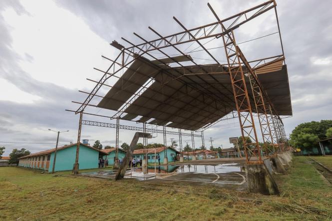 Após entregar a reforma da Delegacia de Jacundá e o Posto de Identificação que agora integra o complexo da Polícia Civil no município localizado no sudeste paraense, na manhã deste sábado (2), o governador do Estado, Helder Barbalho, juntamente com uma comitiva de secretários, deputados, autoridades e lideranças comunitárias, visitou as escolas estaduais Irmã Dorothy Stang (foto) e Professora Maria da Glória Rodrigues Paixão. Na ocasião, o chefe do Executivo Estadual, viu as condições das escolas e lamentou a situação em que foram encontradas.

FOTO: MARCO SANTOS / AG. PARÁ
DATA: 31.01.2019
JACUNDÁ - PARÁ <div class='credito_fotos'>Foto: Marco Santos / Ag. Pará   |   <a href='/midias/2019/originais/c849dcf4-8ea0-4731-a577-71ad4a237945.jpg' download><i class='fa-solid fa-download'></i> Download</a></div>