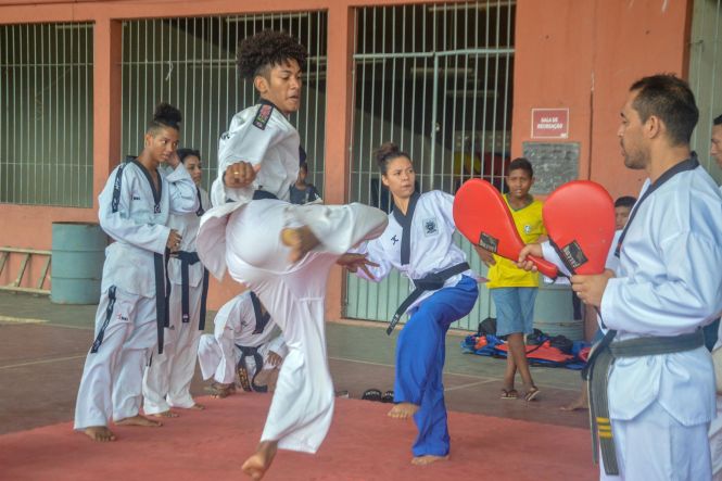 Quase 200 crianças e jovens de 15 escolas dos bairros do Benguí e Cabanagem, participam do Torneio da Juventude, no Estádio Olímpico do Pará, o Mangueirão, em Belém, que encerra nesta sexta-feira (26), finalizando a programação de aniversário dos 20 anos de criação da Secretaria de Estado de Esporte e Lazer (Seel), a serem completados no próximo dia 28.

FOTO: ASCOM / SEEL
DATA: 25.04.2019
BELÉM - PARÁ <div class='credito_fotos'>Foto: ASCOM / SEEL   |   <a href='/midias/2019/originais/c8fc4d45-14b8-4316-908c-2d9ad4943e1f.jpg' download><i class='fa-solid fa-download'></i> Download</a></div>