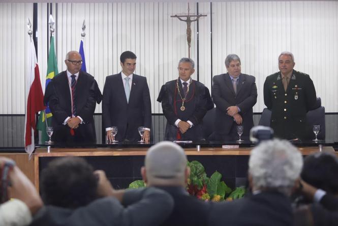 O novo presidente do Tribunal Regional Eleitoral do Pará (TRE-PA), desembargador Roberto Gonçalves de Moura, e a Vice-Presidente, corregedora e desembargadora Luzia Nadja Guimarães Nascimento, foram empossados nesta sexta-feira (25). A posse foi concedida pela desembargadora Célia Regina de Lima Pinheiro em Sessão Plenária Extraordinária, realizada às 19h na sede do órgão. O governador Helder Barbalho e o vice-governador do Estado, Lúcio Vale, participaram da cerimônia.

FOTO: MARCO SANTOS / AGÊNCIA PARÁ
BELÉM - PARÁ
DATA: 25.01.2019 <div class='credito_fotos'>Foto: Marco Santos / Ag. Pará   |   <a href='/midias/2019/originais/ca20cd3b-a65b-4d3b-82ec-27d370aa5bf0.jpg' download><i class='fa-solid fa-download'></i> Download</a></div>