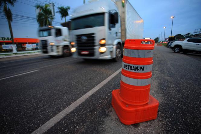 Excepcionalmente, será permitida a circulação de veículos, durante os horários de restrição, a caminhões que estejam previamente cadastrados mediante Autorização Especial de Trânsito para Caminhões (AETC), a ser requerida junto ao Departamento de Trânsito do Estado do Pará (Detran/PA).

FOTO: MAYCON NUNES / AGÊNCIA PARÁ
DATA: 01.02.2019
BELÉM - PARÁ <div class='credito_fotos'>Foto: Maycon Nunes / Ag. Pará   |   <a href='/midias/2019/originais/cb149dba-5eac-4e1d-8863-61f3058324c3.jpg' download><i class='fa-solid fa-download'></i> Download</a></div>