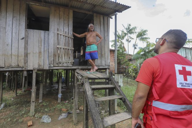 O Governo do Pará, por meio da Defesa Civil Estadual, vai enviar a Bragança, no nordeste paraense, 358 cestas básicas e 358 kits de higiene pessoal, para serem distribuídos a famílias atingidas pelas fortes chuvas que castigam o município. Segundo a Defesa Civil de Bragança, mais de 40 mil pessoas foram, de alguma forma, prejudicadas pelos temporais, que provocaram inúmeros transtornos, como alagamentos, enchentes e interrupção de estradas. O material deverá começar a chegar a Bragança na próxima terça-feira (14).

FOTO: MARCO SANTOS / AGÊNCIA PARÁ
DATA: 10.05.2019
BELÉM - PARÁ <div class='credito_fotos'>Foto: Marco Santos / Ag. Pará   |   <a href='/midias/2019/originais/cc2617cd-308f-4370-a223-883cf763ec83.jpg' download><i class='fa-solid fa-download'></i> Download</a></div>