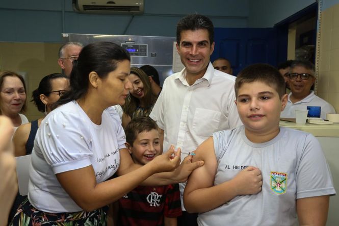 O governador Helder Barbalho e o secretário de Estado de Saúde, Alberto Beltrame, participaram do Dia D de Mobilização da Campanha de Vacinação contra a Gripe, que acontece neste sábado (4), até às 17h, em todas as unidades de saúde dos 144 municípios do Pará.

FOTO: WAGNER SANTANA / AG. PARÁ
DATA: 04.05.2019
BELÉM - PARÁ <div class='credito_fotos'>Foto: Wagner Santana / Ag. Pará   |   <a href='/midias/2019/originais/cc70fb73-c967-41f3-8aeb-6980911b208a.jpg' download><i class='fa-solid fa-download'></i> Download</a></div>