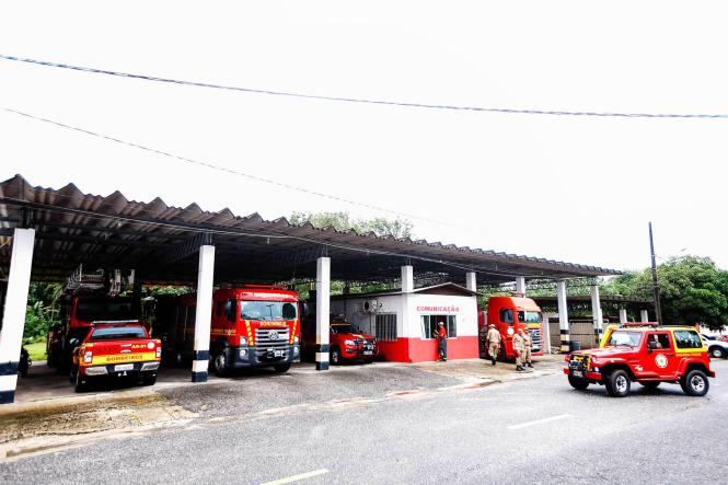 O Programa Escola da Vida, do Corpo de Bombeiros Militar do Pará, completa em 2019, vinte e seis anos no auxílio à formação de milhares de jovens no Estado. Fundado em 1990, o PEV atende anualmente mais de três mil participantes, entre 12 e 15 anos, que preferencialmente frequentem a instituição pública de ensino, em 25 polos espalhados por todo o estado. 

FOTO: MAYCON NUNES / AGÊNCIA PARÁ
DATA: 26.02.2019
BELÉM - PA <div class='credito_fotos'>Foto: Maycon Nunes / Ag. Pará   |   <a href='/midias/2019/originais/ccfea47e-6017-4df8-a465-5a7b6f75f579.jpg' download><i class='fa-solid fa-download'></i> Download</a></div>