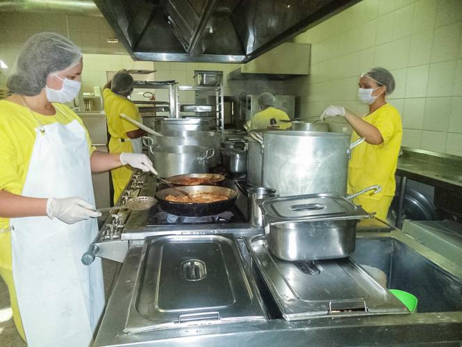 Pelo quarto ano consecutivo, o Hospital Regional do Sudeste do Pará (HRSP), em Marabá (PA), foi certificado com o selo “Green Kitchen”, concedido pela Fundação para a Pesquisa em Arquitetura e Ambiente (Fupam), em reconhecimento às boas práticas adotadas na cozinha da Unidade. Em 2015, o HRSP foi a primeira unidade hospitalar do Norte e Nordeste do País a conquistar a certificação.

FOTO: DIVULGAÇÃO
DATA: 21.02.2019
 <div class='credito_fotos'>Foto: Divulgação   |   <a href='/midias/2019/originais/cd884e71-6199-47dd-8d31-dc0ce1e8f76c.jpg' download><i class='fa-solid fa-download'></i> Download</a></div>