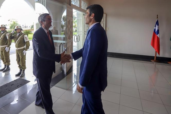 O governador Helder Barbalho recebeu, no Palácio do Governo, no início da tarde desta terça-feira (5), o embaixador do Chile no Brasil, Fernando Schmidt. O representante chileno está no Pará há alguns dias e tem se reunido com líderes empresariais e do setor público para afinar relações e estabelecer parcerias em diversos segmentos.

FOTO: MARCO SANTOS / AG. PARÁ
DATA: 05.02.2019
BELÉM - PARÁ <div class='credito_fotos'>Foto: Marco Santos / Ag. Pará   |   <a href='/midias/2019/originais/ce564900-7916-4674-9f0e-9c073c318dfb.jpg' download><i class='fa-solid fa-download'></i> Download</a></div>