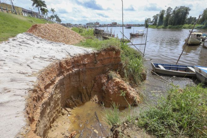 O Governo do Pará, por meio da Defesa Civil Estadual, vai enviar a Bragança, no nordeste paraense, 358 cestas básicas e 358 kits de higiene pessoal, para serem distribuídos a famílias atingidas pelas fortes chuvas que castigam o município. Segundo a Defesa Civil de Bragança, mais de 40 mil pessoas foram, de alguma forma, prejudicadas pelos temporais, que provocaram inúmeros transtornos, como alagamentos, enchentes e interrupção de estradas. O material deverá começar a chegar a Bragança na próxima terça-feira (14).

FOTO: MARCO SANTOS / AGÊNCIA PARÁ
DATA: 10.05.2019
BELÉM - PARÁ <div class='credito_fotos'>Foto: Marco Santos / Ag. Pará   |   <a href='/midias/2019/originais/cf77c7bc-049a-4c2a-9d6e-24bcc051cb1c.jpg' download><i class='fa-solid fa-download'></i> Download</a></div>