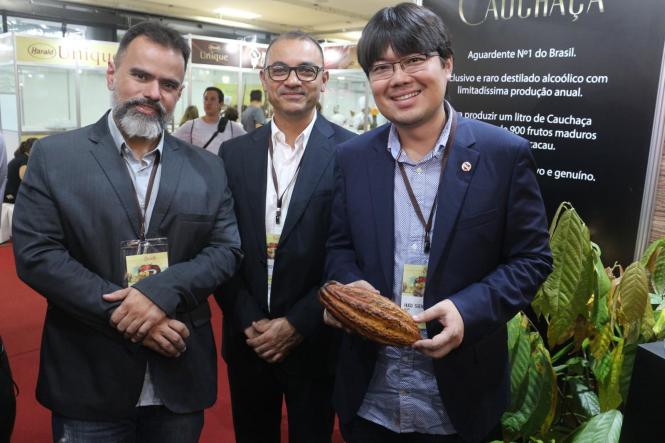 Empresas paraenses do setor do cacau que estão participando do "Chocolat São Paulo 2019", em São Paulo, lançaram novos produtos no evento que vai até amanhã (14). A aposta dos empresários é aproveitar o espaço para divulgar a variedade de amêndoas e chocolates que são produzidos no Pará.
FOTO: ASCOM / SEMAS
DATA: 13.04.2019
SÃO PAULO - SP <div class='credito_fotos'>Foto: ASCOM SEMAS   |   <a href='/midias/2019/originais/cf930fc6-2472-4f58-a92e-9e1708af6c55.jpg' download><i class='fa-solid fa-download'></i> Download</a></div>