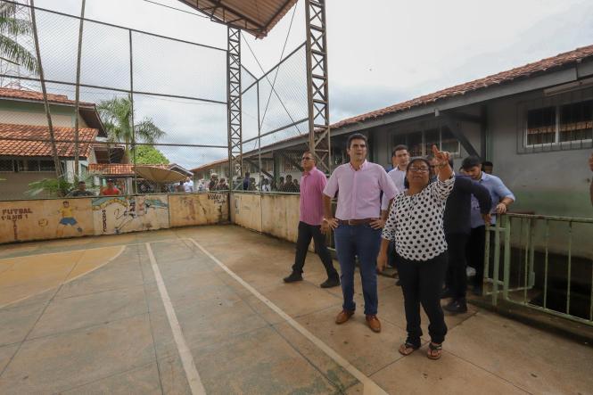 Após entregar a reforma da Delegacia de Jacundá e o Posto de Identificação que agora integra o complexo da Polícia Civil no município localizado no sudeste paraense, na manhã deste sábado (2), o governador do Estado, Helder Barbalho, juntamente com uma comitiva de secretários, deputados, autoridades e lideranças comunitárias, visitou as escolas estaduais Irmã Dorothy Stang e Professora Maria da Glória Rodrigues Paixão (foto). Na ocasião, o chefe do Executivo Estadual, viu as condições das escolas e lamentou a situação em que foram encontradas.

FOTO: MARCO SANTOS / AG. PARÁ
DATA: 31.01.2019
JACUNDÁ - PARÁ <div class='credito_fotos'>Foto: Marco Santos / Ag. Pará   |   <a href='/midias/2019/originais/d0516bc2-d77f-4efd-b688-544d815f5cc7.jpg' download><i class='fa-solid fa-download'></i> Download</a></div>