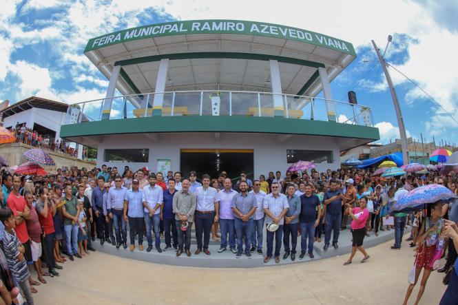 A população do município de Viseu, no nordeste do Pará, já dispõe de todos os benefícios de uma feira nova. Neste sábado (09), o governador do Pará, Helder Barbalho, esteve na sede municipal participando da inauguração da obra de ampliação da Feira Municipal Ramiro Azevedo Viana, executada com recursos liberados pelo Ministério da Integração Nacional, quando Helder Barbalho era o titular da pasta.


FOTO: MARCO SANTOS / AGÊNCIA PARÁ
DATA: 09.03.2019
VISEU - PARÁ <div class='credito_fotos'>Foto: Marco Santos / Ag. Pará   |   <a href='/midias/2019/originais/d2ffb4f4-82fa-4172-acd0-c31abde810b4.jpg' download><i class='fa-solid fa-download'></i> Download</a></div>