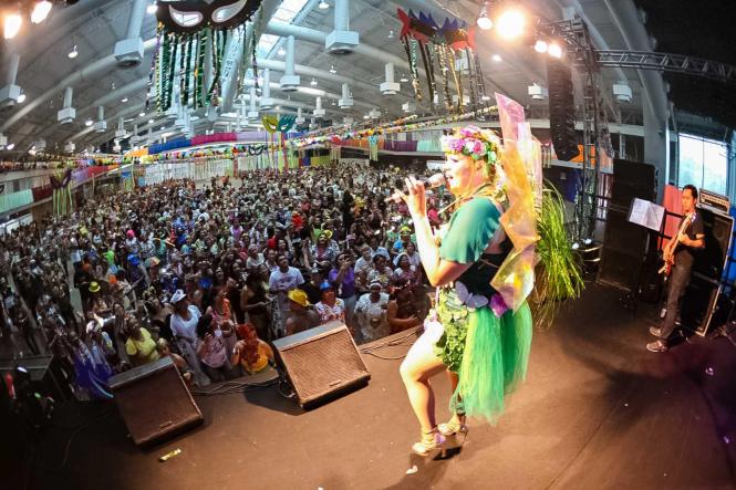 Em meio a confetes, fantasias e marchinhas de carnaval, a Secretaria de Estado de Esporte e Lazer (Seel) realiza nesta quinta-feira (28), a 19° edição do Baile Carnavalesco da 3° idade, no Centro de Convenções da Amazônia (Hangar) a partir das 15h. A festa é organizada pelo programa Vida Ativa da Seel, e espera um público de cinco mil foliões no baile que terá a participação da cantora Cleide Moraes e da banda Açaí Latino.

FOTO: ASCOM / SEEL
DATA 26.02.2019
BELÉM - PA <div class='credito_fotos'>Foto: ASCOM / SEEL   |   <a href='/midias/2019/originais/d4364e4e-9872-4883-8ad3-0506699c26de.jpg' download><i class='fa-solid fa-download'></i> Download</a></div>