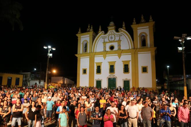 O Governo do Pará, por meio da Secretaria de Estado de Cultura (Secult), organizou uma programação alternativa para promover a nova política cultural e intensificar o “fazer artístico” em todas as linguagens e expressões. O Preamar de Carnaval 2019 promete integrar e descentralizar ações em quatro municípios. O Preamar de Carnaval 2019 começou levando para a histórica Vigia de Nazaré, no nordeste paraense, um concerto da Orquestra Sinfônica do Theatro da Paz (OSTP), sob a regência do maestro assistente Pedro Messias. A Orquestra apresentou um repertório carnavalesco, com a participação da cantora Nanna Reis. "Estamos muito felizes de ter vindo até aqui fazer parte desta noite especial. Preparamos um repertório voltado para a história do nosso carnaval, respeitando a tradição aqui da Vigia, que vive intensamente essa época do ano", declarou o maestro, que conquistou o público com muita simpatia.

FOTO: SECULT - PARÁ
DATA: 23.02.2019
VIGIA - PARÁ <div class='credito_fotos'>Foto: Ascom Secult   |   <a href='/midias/2019/originais/d505b909-61ec-41c5-9660-4674e3d8dfb7.jpg' download><i class='fa-solid fa-download'></i> Download</a></div>