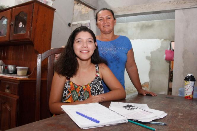 “A pedagogia é como um bote salva-vidas para mim”. É assim que Sara Oliveira, 22, vê o curso que escolheu quando prestou vestibular para a Universidade do Estado do Pará (Uepa), em 2015. Porém, embora o sonho de ingressar em uma instituição pública de ensino superior tenha sido alcançado, se manter como estudante e investir na própria educação é um desafio diário, devido às condições financeiras de sua família.

NA FOTO: SARA OLIVEIRA E A MAE, IZIDETE OLIVEIRA

FOTO: ASCOM / UEPA
DATA: 05.04.2019
BELEM - PARA <div class='credito_fotos'>Foto: Marcelo Seabra / Ag. Pará   |   <a href='/midias/2019/originais/d55d7181-e0eb-4f7c-8f18-6138d790b23c.jpg' download><i class='fa-solid fa-download'></i> Download</a></div>