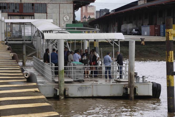 Empresas que estiverem em situação regular perante os órgãos fiscalizadores deverão ser liberadas, já na próxima semana, para realizar o transporte de passageiros entre Belém e Barcarena, no nordeste paraense, por meio do Terminal Hidroviário de Belém (THB). A medida, anunciada na tarde desta segunda-feira (8), pelo presidente da Companhia de Portos e Hidrovias, Abraão Benassuly, durante reunião ocorrida no Terminal com o Grupo de Trabalho de Navegação, criado pelo Ministério Público do Estado do Pará, visa amenizar os impactos sofridos pela população após a interrupção do fluxo na Alça Viária, em decorrência do acidente que derrubou a ponte Rio Moju, no último sábado (06).

FOTO: JADER PAES/ AGÊNCIA PARÁ
DATA: 08.04.2019
BELÉM - PARÁ <div class='credito_fotos'>Foto: Jader Paes / Agência Pará   |   <a href='/midias/2019/originais/d713c9f9-186b-48b2-a237-9a5bd665cdf8.jpg' download><i class='fa-solid fa-download'></i> Download</a></div>