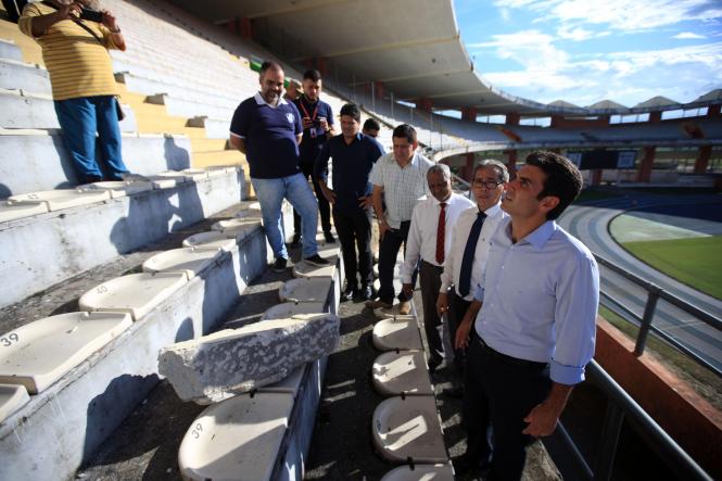 O governador do Pará, Helder Barbalho, informou que ficará pronto em 10 dias, o laudo sobre o desabamento de parte da cobertura do Estádio Olímpico do Pará, o Mangueirão. A informação foi passada em coletiva com a imprensa na tarde desta quarta-feira (9), após visita ao local. “Faremos de tudo para que, o mais rápido possível, o Mangueirão esteja plenamente em condições de funcionamento”, garantiu. 

FOTO: THIAGO GOMES/AG. PARÁ
DATA: 09.01.2019
BELÉM - PARÁ
 <div class='credito_fotos'>Foto: Thiago Gomes /Ag. Pará   |   <a href='/midias/2019/originais/d83a0d84-3384-42b7-9b78-90569ad40274.jpg' download><i class='fa-solid fa-download'></i> Download</a></div>