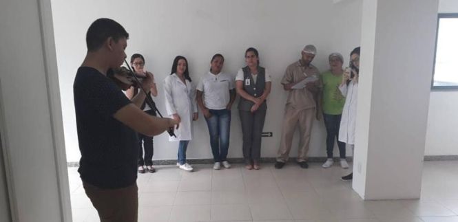 O Grupo de Trabalho de Humanização (GTH) do Hospital Jean Bitar (HJB), em Belém, antecipou a Páscoa para colaboradores, usuários, acompanhantes e visitantes, ao surpreender a todos que circulavam no ambiente, durante todo o dia de ontem (18), com apresentação musical do violonista Mauro Coutinho, na área de Recepção. <div class='credito_fotos'>Foto: ASCOM HJB   |   <a href='/midias/2019/originais/d8a7a5cd-41ae-4718-80d0-45dec1f89f30.jpg' download><i class='fa-solid fa-download'></i> Download</a></div>